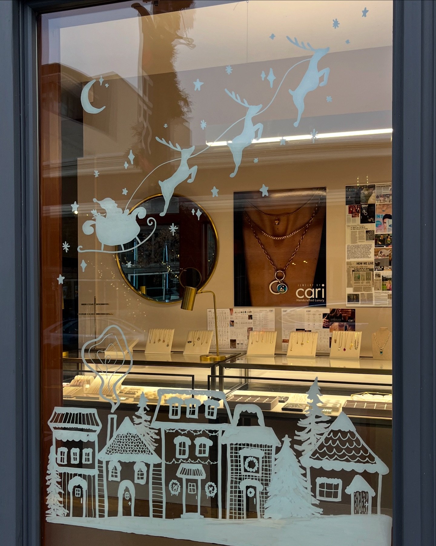 had the privilege of painting the cutest of snow villages for @jewelrybycari today ❄️ 

#holidaywindowpainting #holidaywindows #hoodriveroregon
