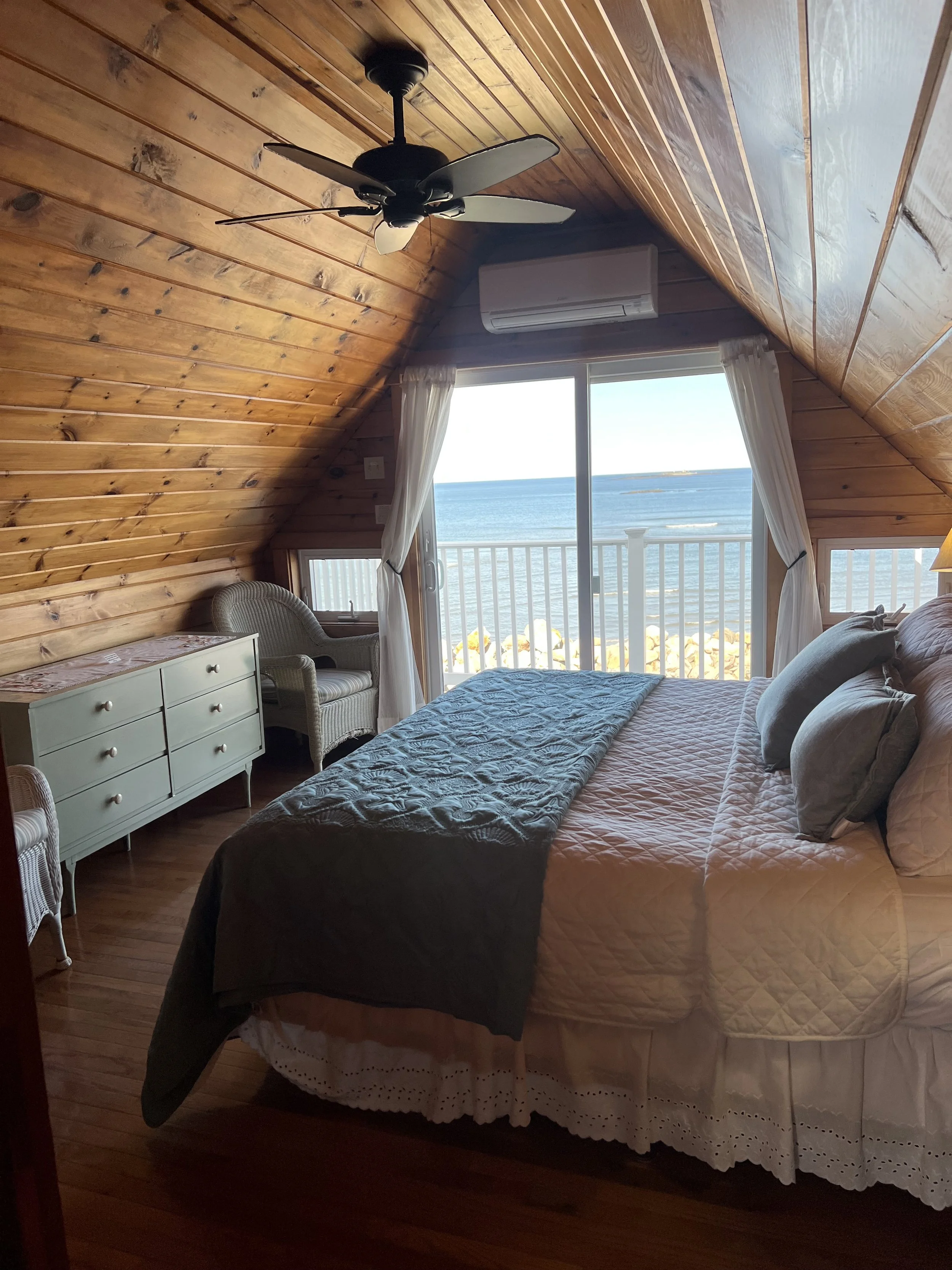 Rock Crab-Third Floor Main House King with Ocean View