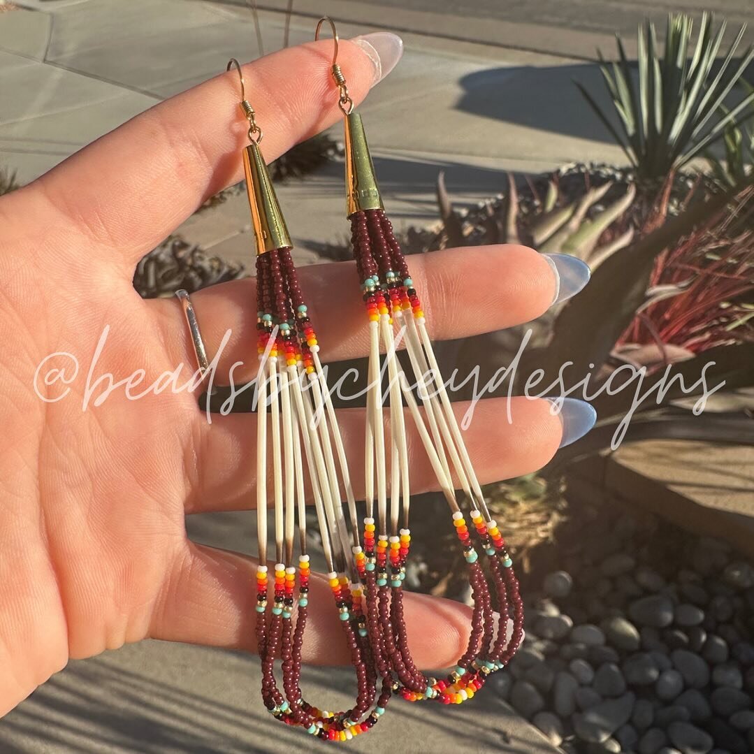 Quill dangles!! I&rsquo;ve been wanting to do some quill work for a while and I&rsquo;m finally finding time to do it! These are available on my website beadsbycheydesigns.com or link in bio!

#beadwork #beadedearrings #beadedearringsforsale #nativem