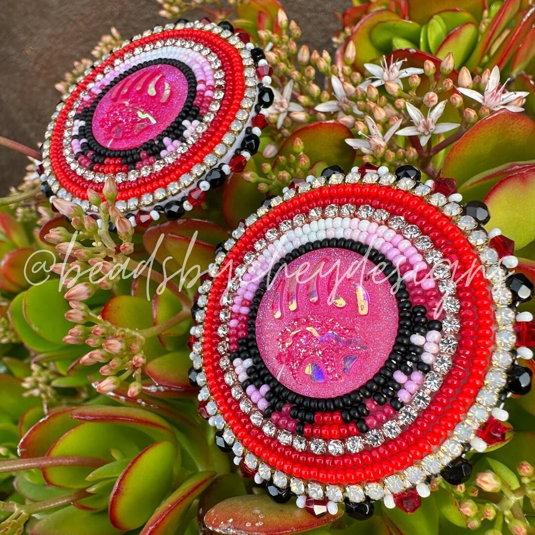 Love Bomb 💣 beaded earrings! This is another pair that will be available for my Valentine&rsquo;s Day Collection on February 4th!

#beadwork #beadedearrings #beadedjewelry #beadworkforsale #beadworkearrings