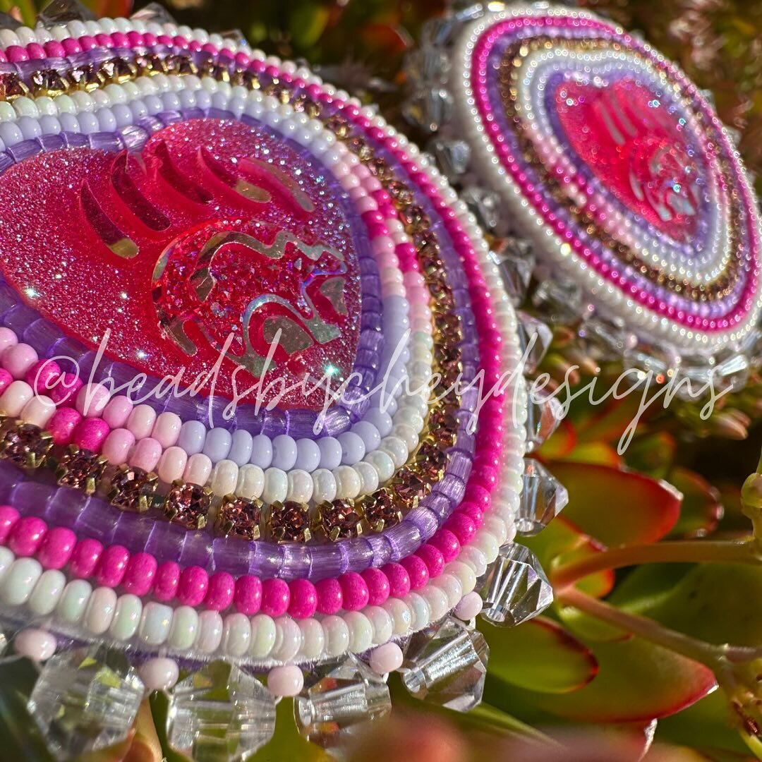 Full of Love 💕 Beaded Earrings! These will be available for my Valentine&rsquo;s Day Collection on February 4th!! 

#beadwork #beadworkforsale #beadedearringsforsale #nativemade #indigenousart