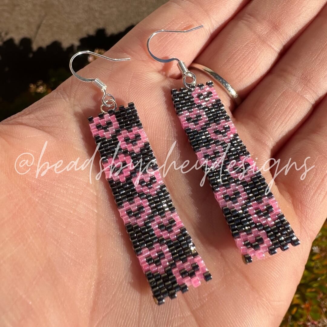 Mini Hearts Beaded Earrings! 💕these will also be available for my upcoming Valentine&rsquo;s Day Collection on February 4th, 12pm pst at beadsbycheydesigns.com!

#beadwork #beadworkforsale #beadedearringsforsale #beadedearrings #nativemade