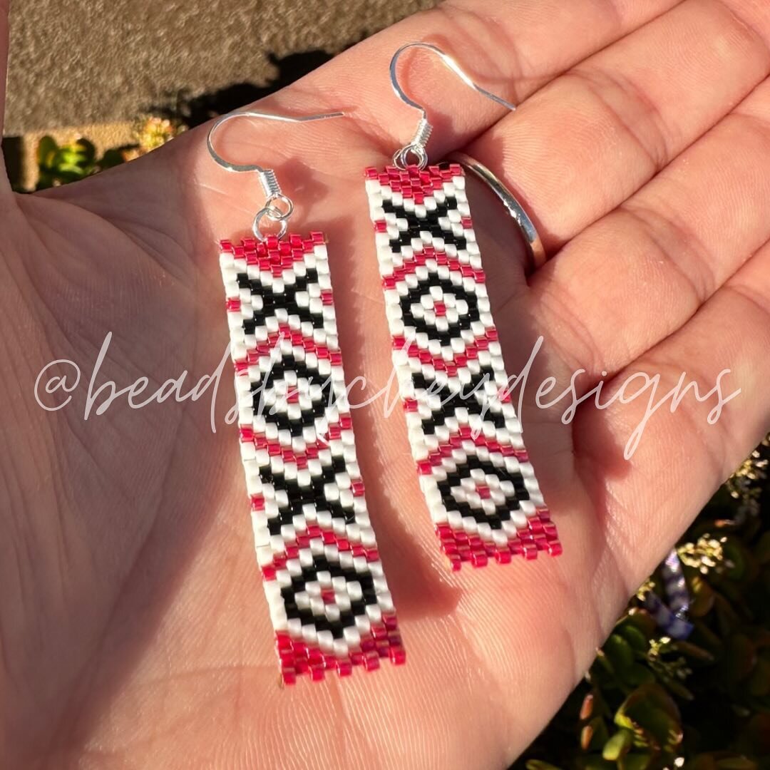 Hugs and kisses beaded earrings! These will be available for my Valentine&rsquo;s Day collection on February 4th, 12pm pst!

#beadwork #beadedearringsforsale #beadworkforsale #native #nativeamerican #nativeart #valentine