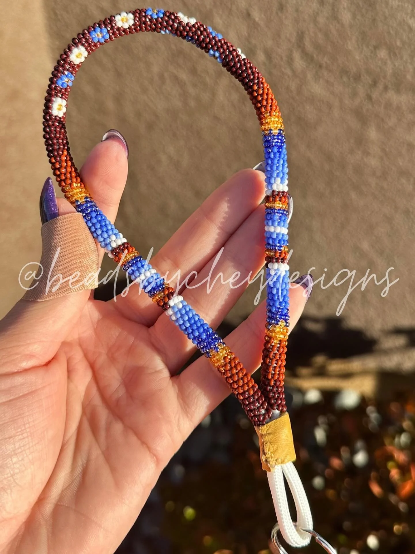 Periwinkle flower keychain! 🌺 🌼 

#beadwork #beadedkeychain #native #indigenousbeadwork