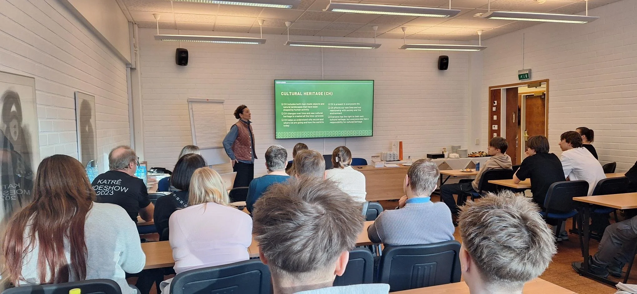 Kuva luokkahuoneesta, jossa oppilaat kuuntelevat luentoa.