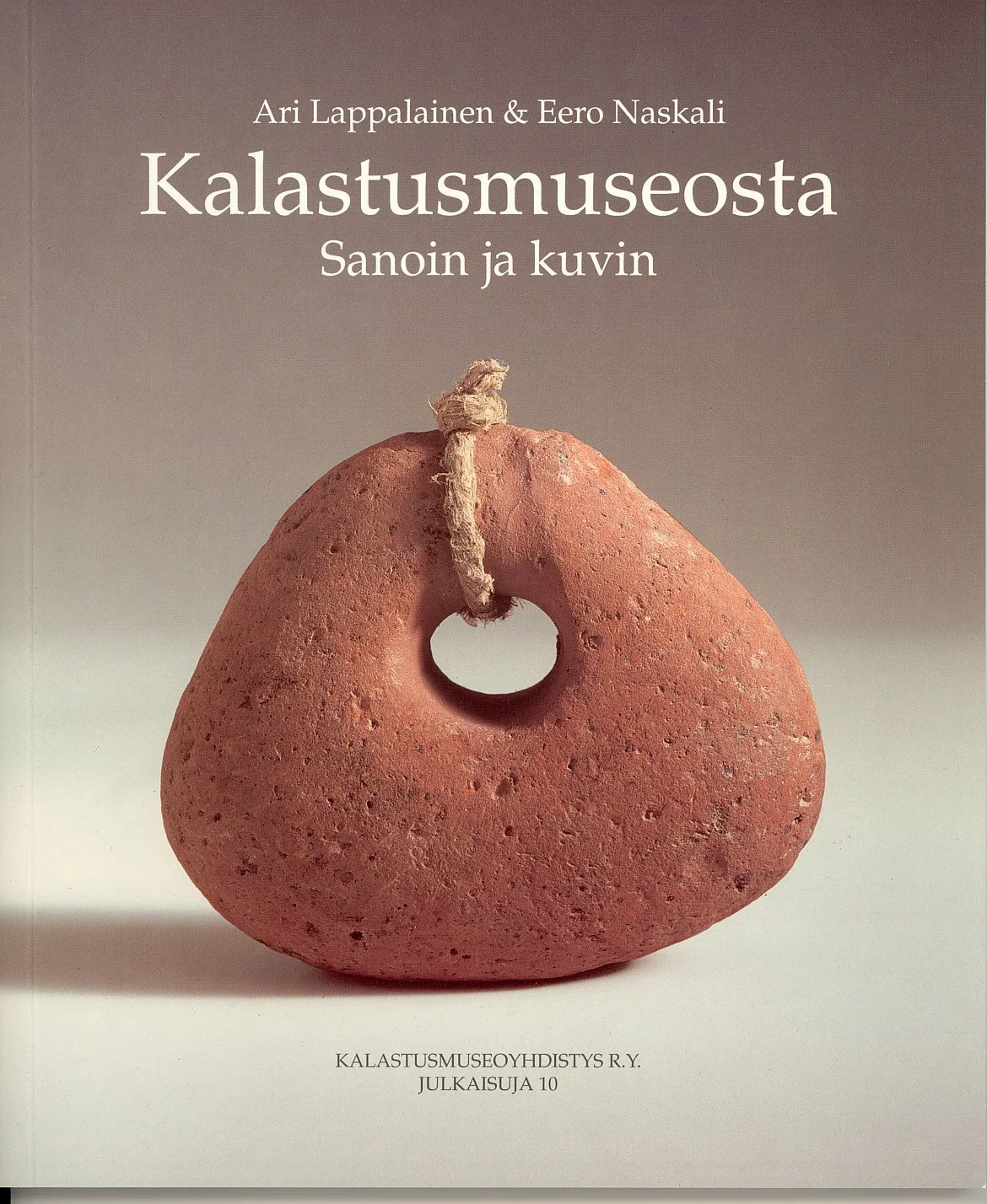 Kansikuva kirjasta Kalastusmuseosta sanoin ja kuvin, jonka on kirjoittanut Ari Lappalainen ja Eero Naskali vuonna 1995.
