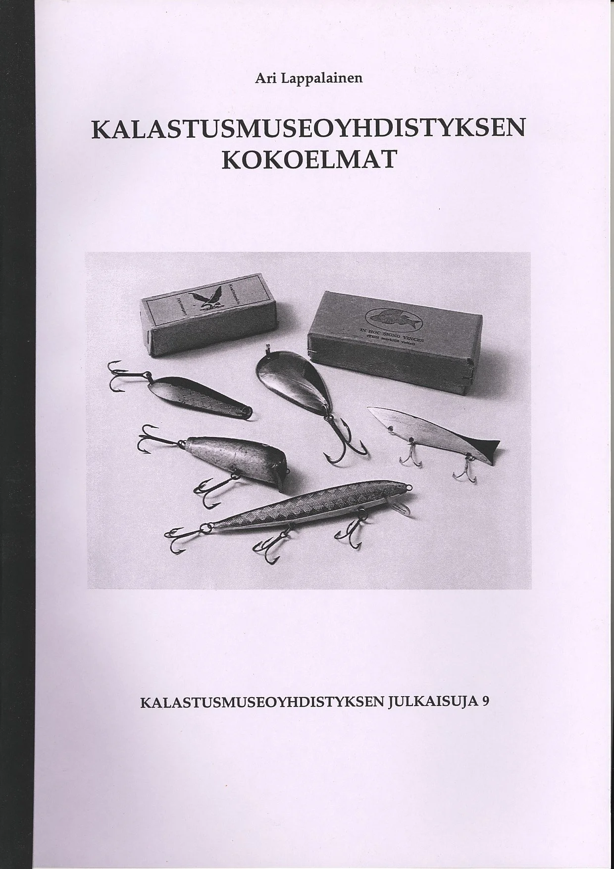 Kansikuva julkaisusta Kalastusmuseoyhdistyksen kokoelmat, jonka on kirjoittanut Ari Lappalainen vuonna 1995.