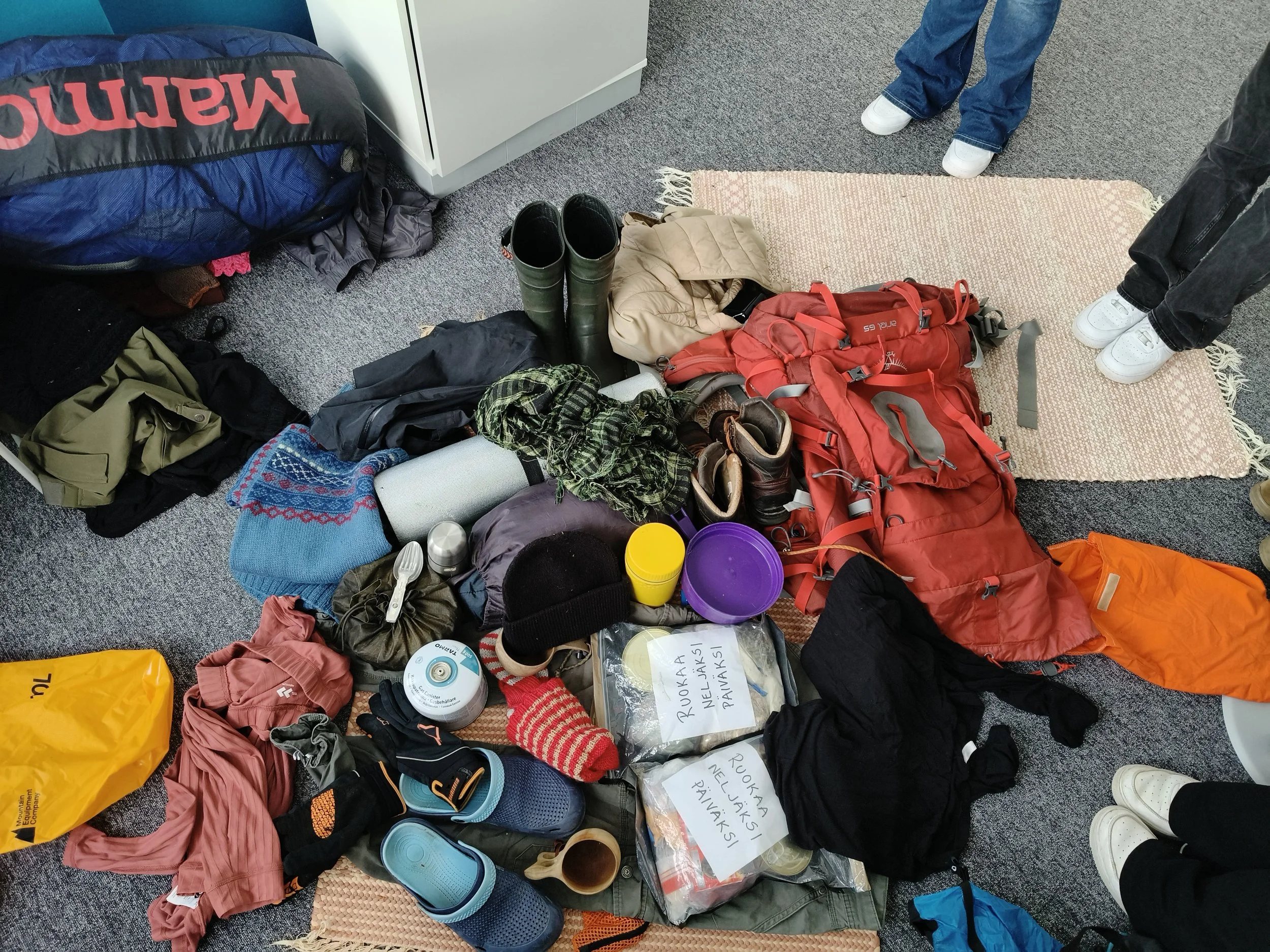 Vaellusvarusteita odottamassa rinkkaan pakkaamista.