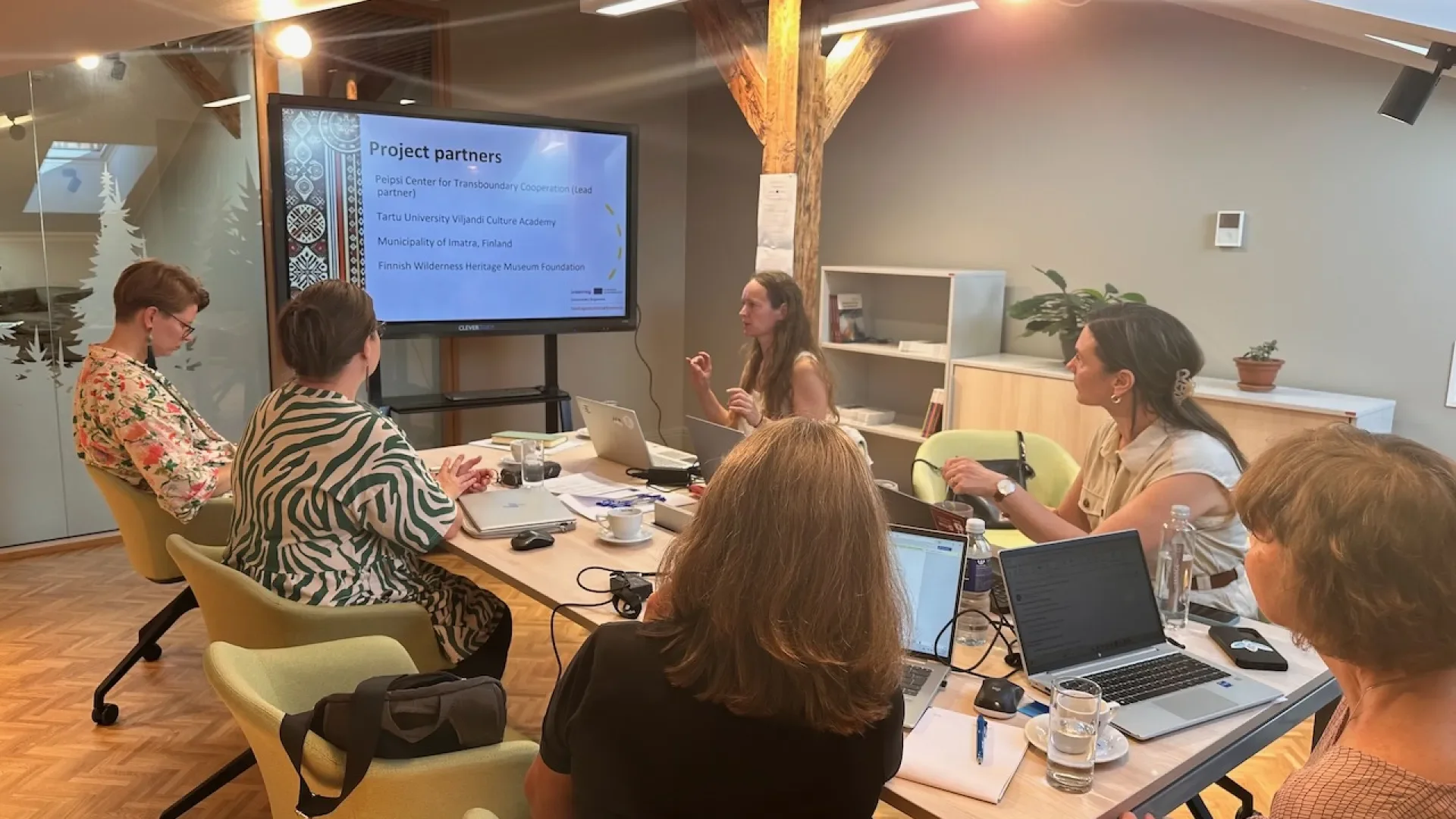 Pöydän ääreen kokoontunut hankehenkilöstö.