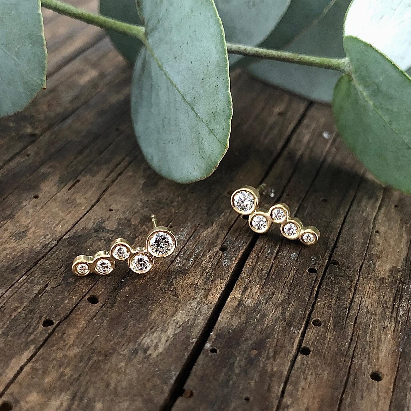 Milky Way studs in 18 kt gold and diamonds 💫