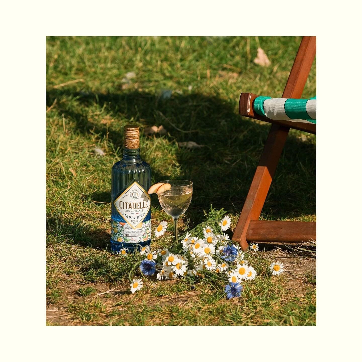 𝐻𝐴𝑃𝑃𝑌 𝑊𝑂𝑅𝐿𝐷 𝐺𝐼𝑁 𝐷𝐴𝑌 🍸💛

A celebration of that delightful Juniper infused spirit, founded by the amazing @ginmonkeyuk 

So we invite you all to raise a glass of Citadelle to toast Emma and the gin we all love. - 𝑺𝒂𝒏𝒕𝒆́ 

Our lit