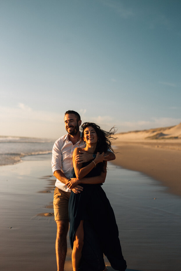 séance photo couple plage de lacanau au coucher du soleil 