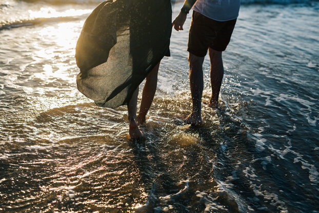 séance photo couple plage de lacanau au coucher du soleil 