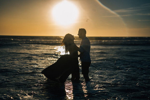 séance photo couple plage de lacanau au coucher du soleil 