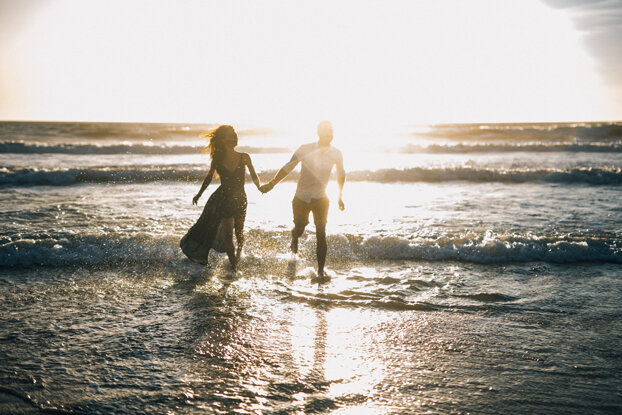 séance photo couple plage de lacanau au coucher du soleil 