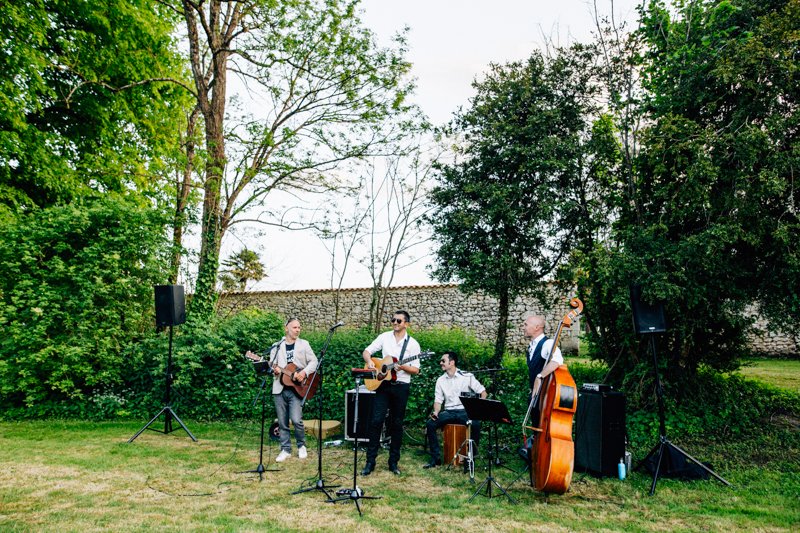 musiciens pendant un cocktail de mariage au château de la mothe saint privat des près 
