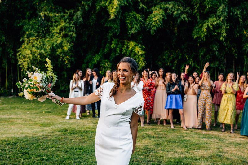 lancer du bouquet de la mariée au château de la mothe saint privat des près 