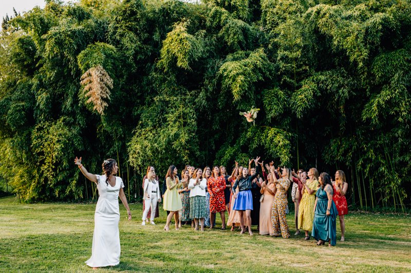 lancer du bouquet de la mariée au château de la mothe saint privat des près 