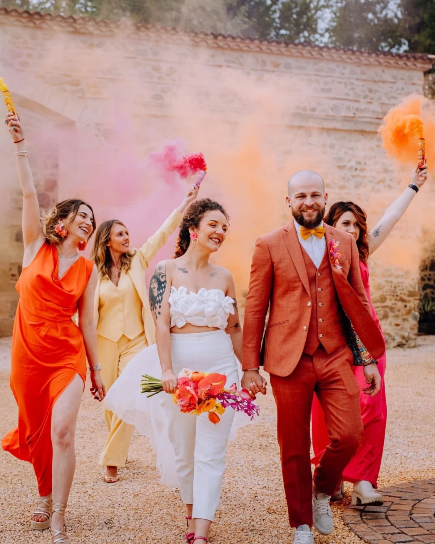 🌷🍋 COLOR POP 🍊💐 
Un shooting &eacute;ditorial qui claque comme une explosion de couleurs un jour de pluie (tmtc, il faisait un temps d&eacute;sastreux quand on a shoot&eacute; 🥲). 

Des couleurs qui respirent la bonne humeur pour un mariage pop,