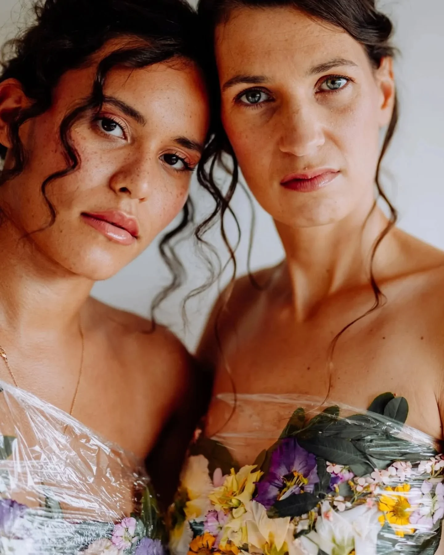 31 octobre, ne serait-il pas grand temps de publier un extrait de ce shooting pour Octobre Rose ? 🤭 

Sans pr&eacute;tention, on voulait simplement contribuer &agrave; rendre cette cause visible, et lui donner notre propre interpr&eacute;tation : Re