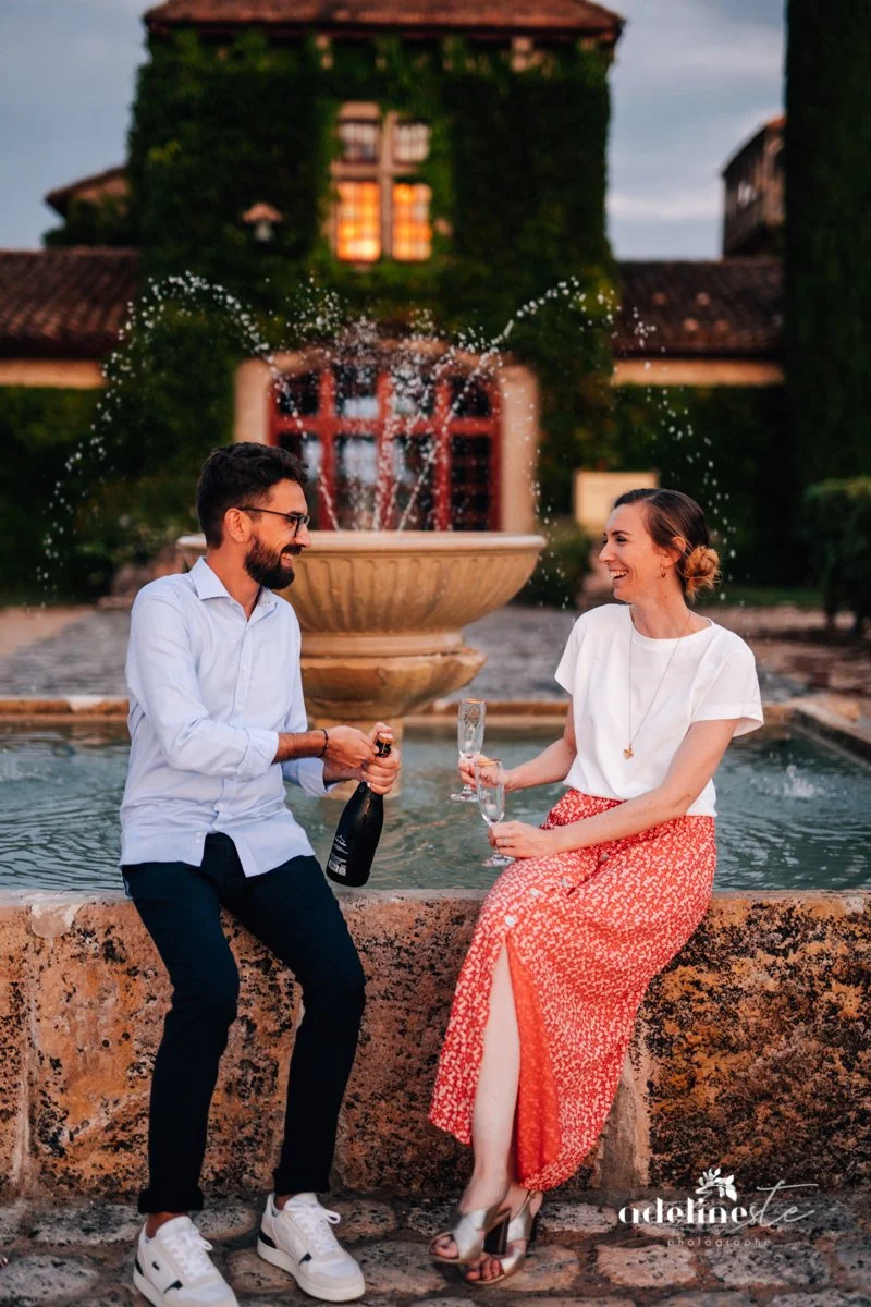 séance photo d'engagement dans les vignes du château Smith Haut Laffite Bordeaux Martillac avec une coupe de champagne