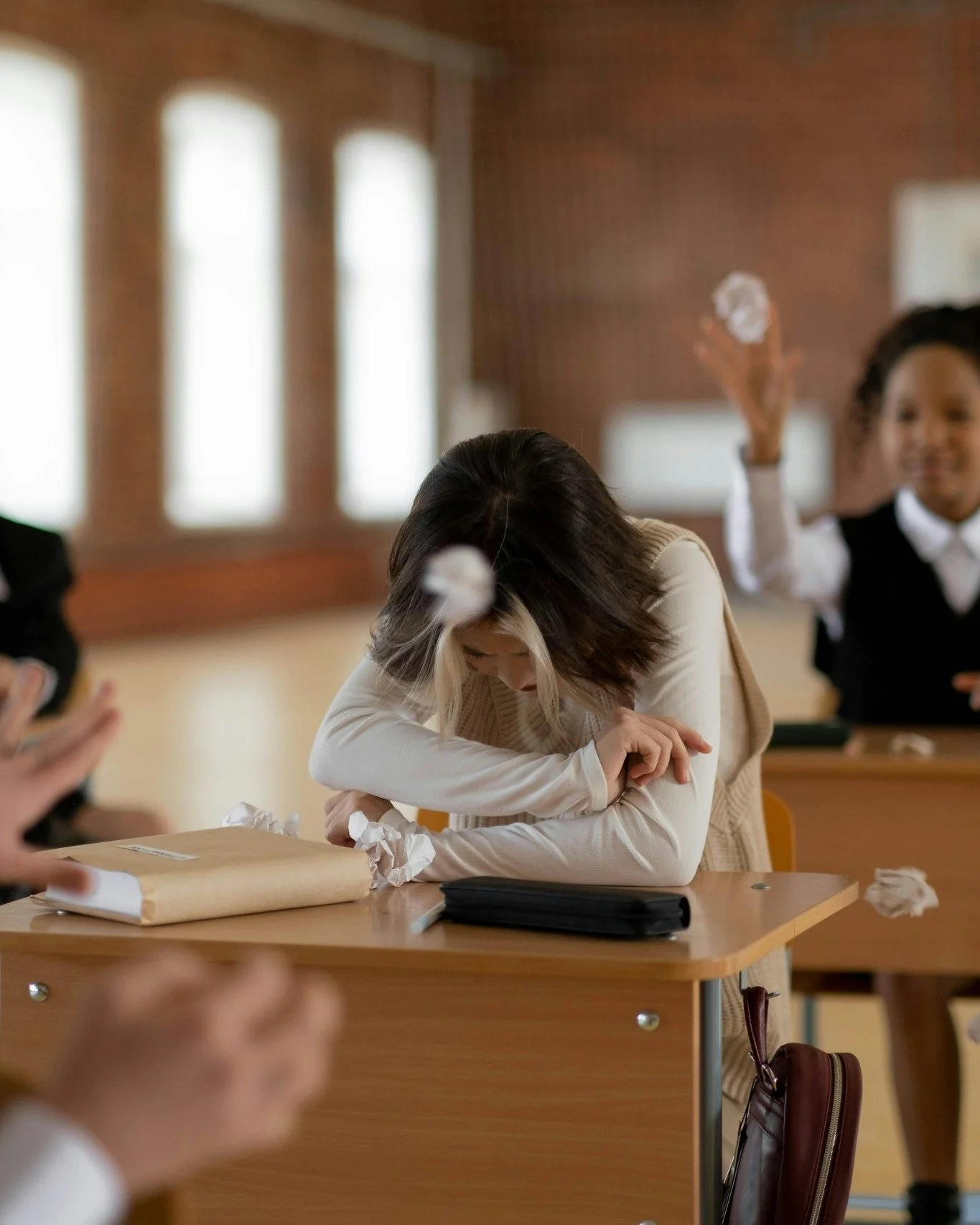 Los estudios psicol&oacute;gicos aportan claridad al tema del acoso. Tanto en el grupo de menores que acosan como en el que son las v&iacute;ctimas del acoso, se observa un apoyo inadecuado por parte de sus progenitores. El v&iacute;nculo entre padre