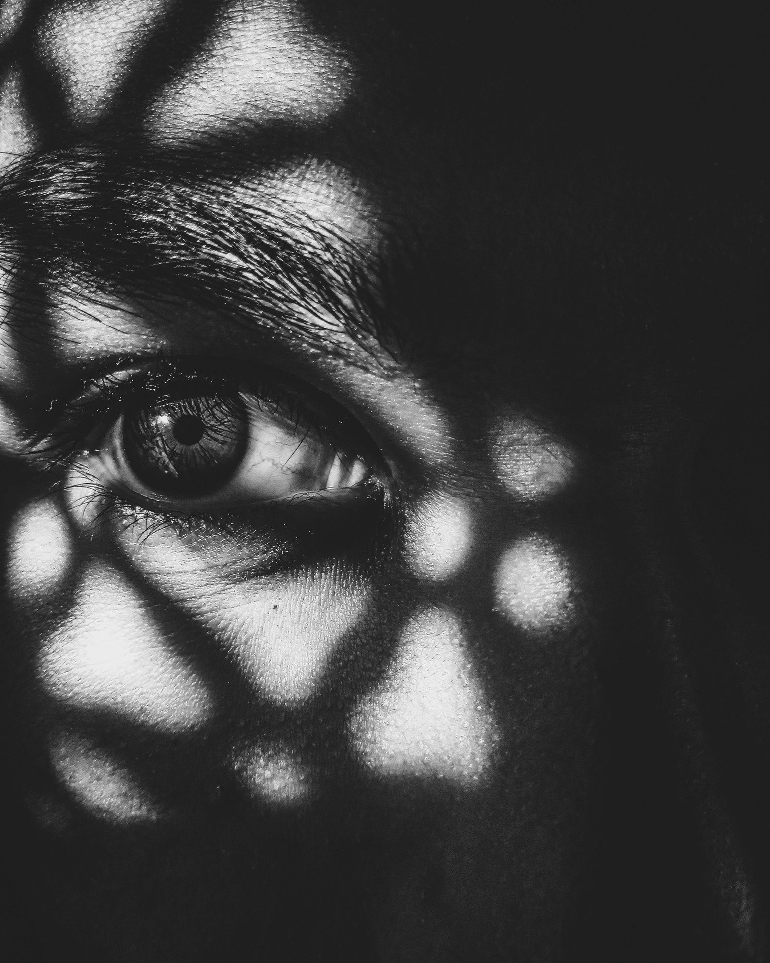 Seg&uacute;n Marie-France Hirigoyen, c&eacute;lebre psiquiatra francesa y experta en acoso moral, cualquier persona puede ser objeto de acoso moral o psicol&oacute;gico (en el trabajo, en la familia, en la pareja, en la pol&iacute;tica). Quiz&aacute;