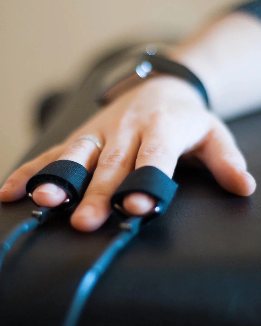 Es importante entender algo fundamental: a los seres humanos nos cuesta detectar cu&aacute;ndo nos est&aacute;n mintiendo.

Las personas tenemos una tendencia cognitiva innata a asumir que los dem&aacute;s dicen la verdad, lo que en psicolog&iacute;a