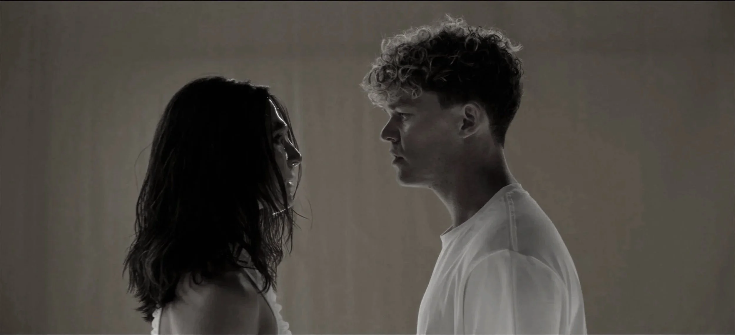 DARK VIBRATIONS / dancer