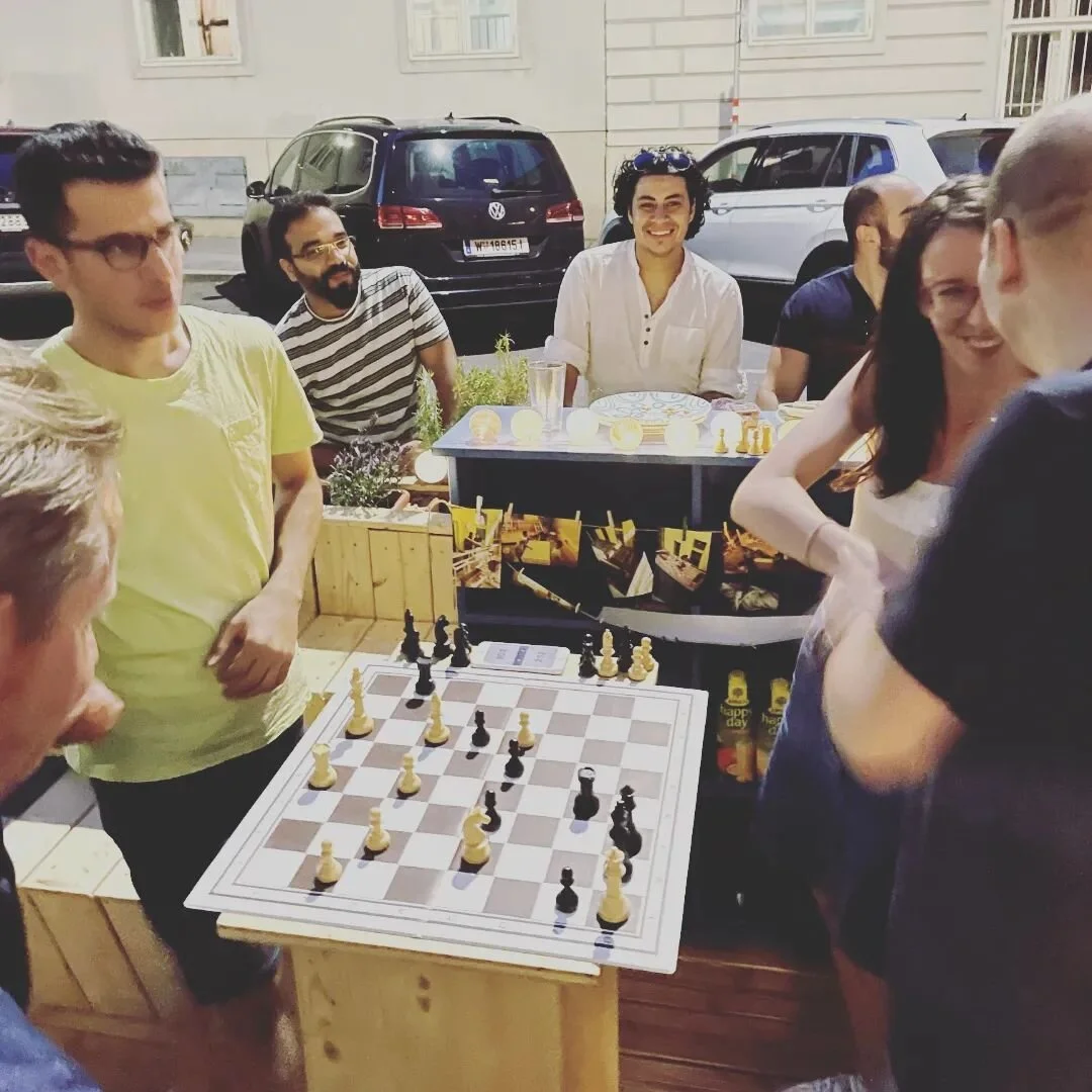 URB_ART Storybook: AN OASIS IN THE CITY
Public city life is fast and anonymous, people pass each other in the streets and disappear immediately after the next corner or into a building. The architecture student and community manager Mais, who moved