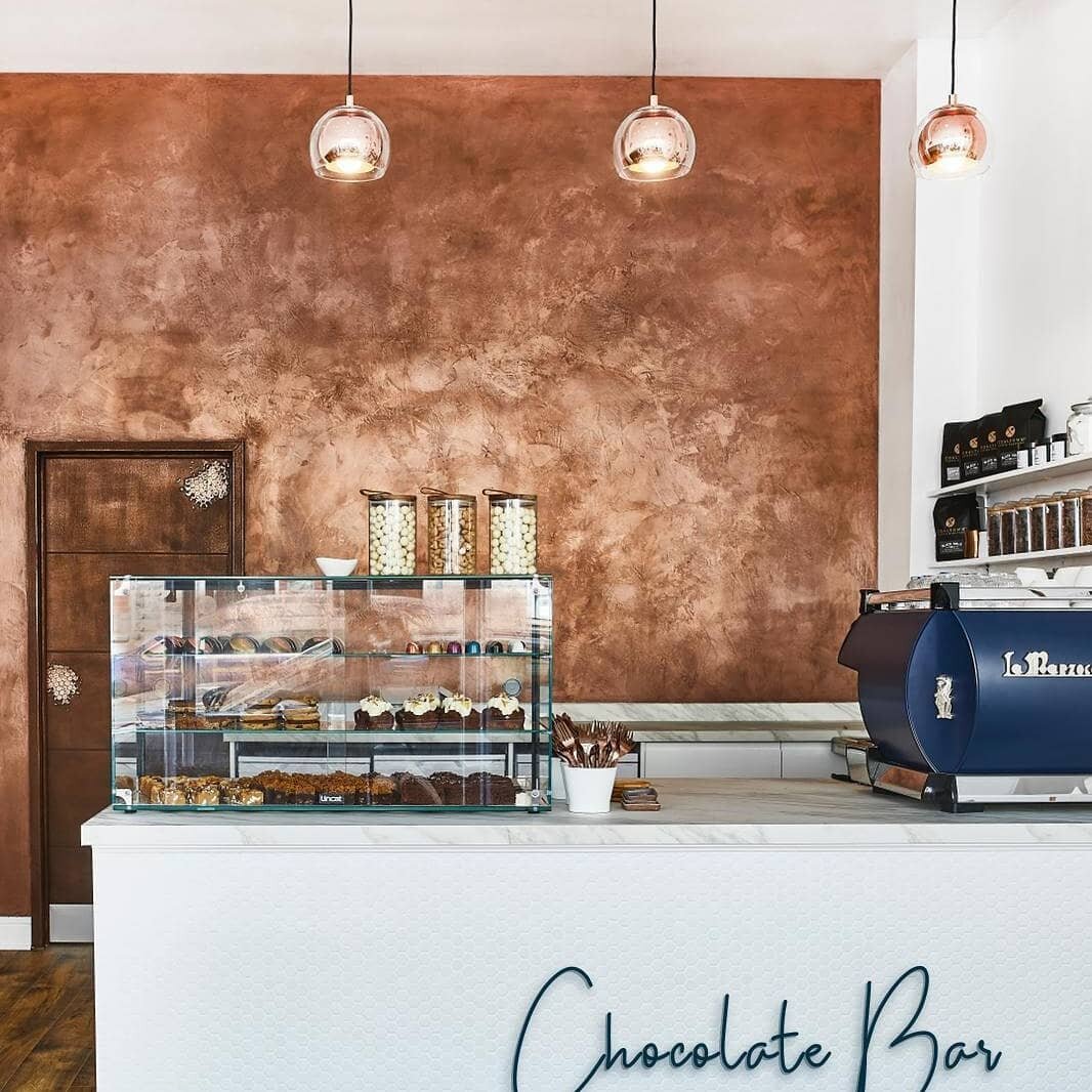 Congratulations to @cocoa_therapy on the new chocolate bar! I'm sure it'll be every bit as successful as the incredible chocolate shop a few doors down! 😍❤️

We used @metallicoat_ltd liquid copper for the walls 🙌

#interiordesign #hospitalitydesign