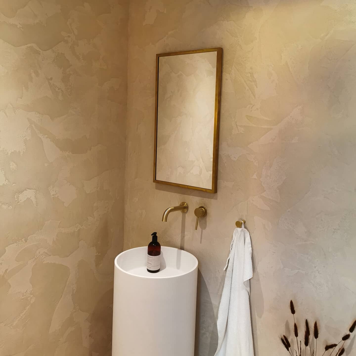 A little WC we finished a few weeks ago. We used novacolor marmorino ks for this stylish downstairs toilet.
We're heading back to do an en suite bathroom using tadelakt next week.

#bathroomdesign #interiors #interiordesign #polishedplaster #artisanp