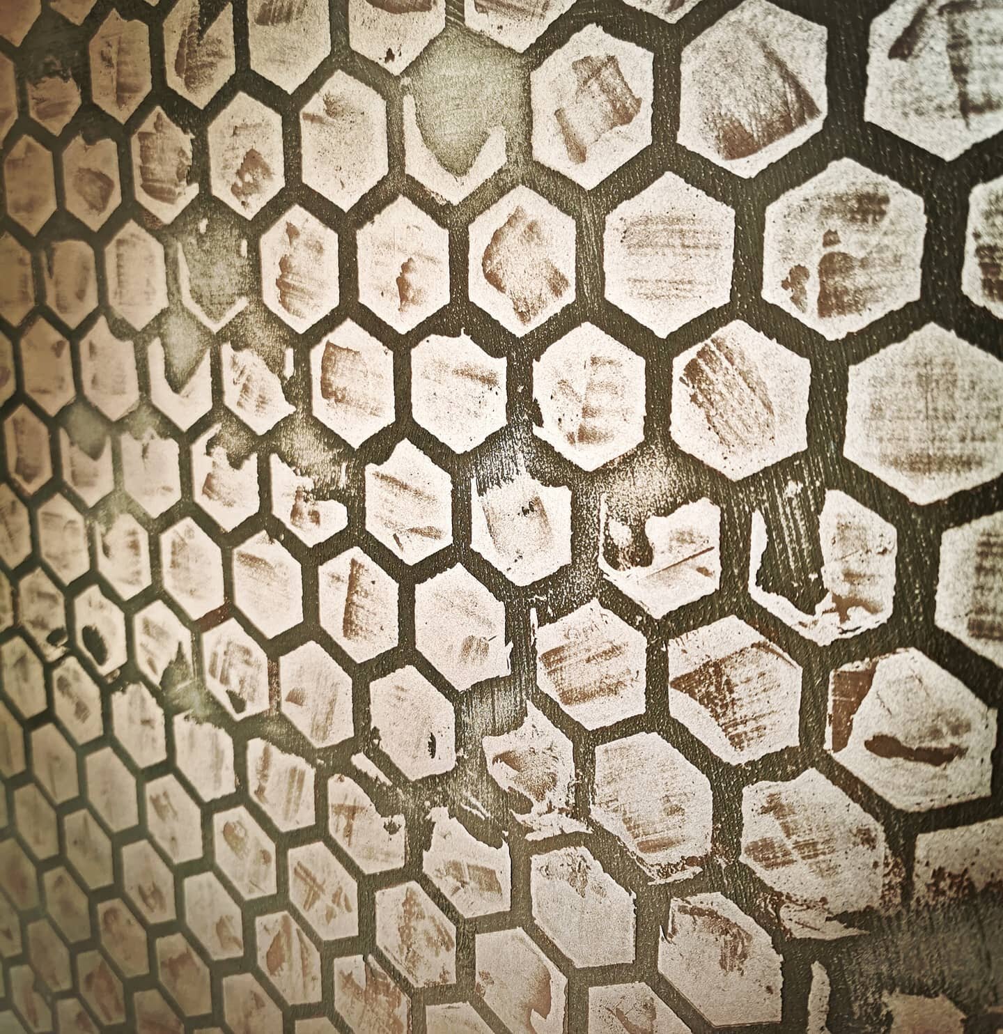 We used liquid copper to create this honeycomb splashback. We love our customers and their desire for something other than the ordinary.

Keep them coming guys!

#liquidmetal #copper #splashback #kitchendesign #architecturedesign #artisanplaster #pol