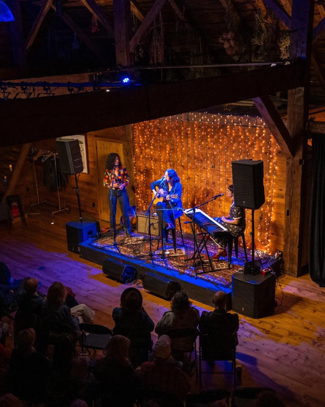 We're still glowing from this incredible evening ✨

Three voices, one barn, pure magic.
@beccsmusic, @katiemartucci, and @meglui gave us an evening we won't forget. The way their sounds wove together in our old Dutch barn, alternative pop meeting ind