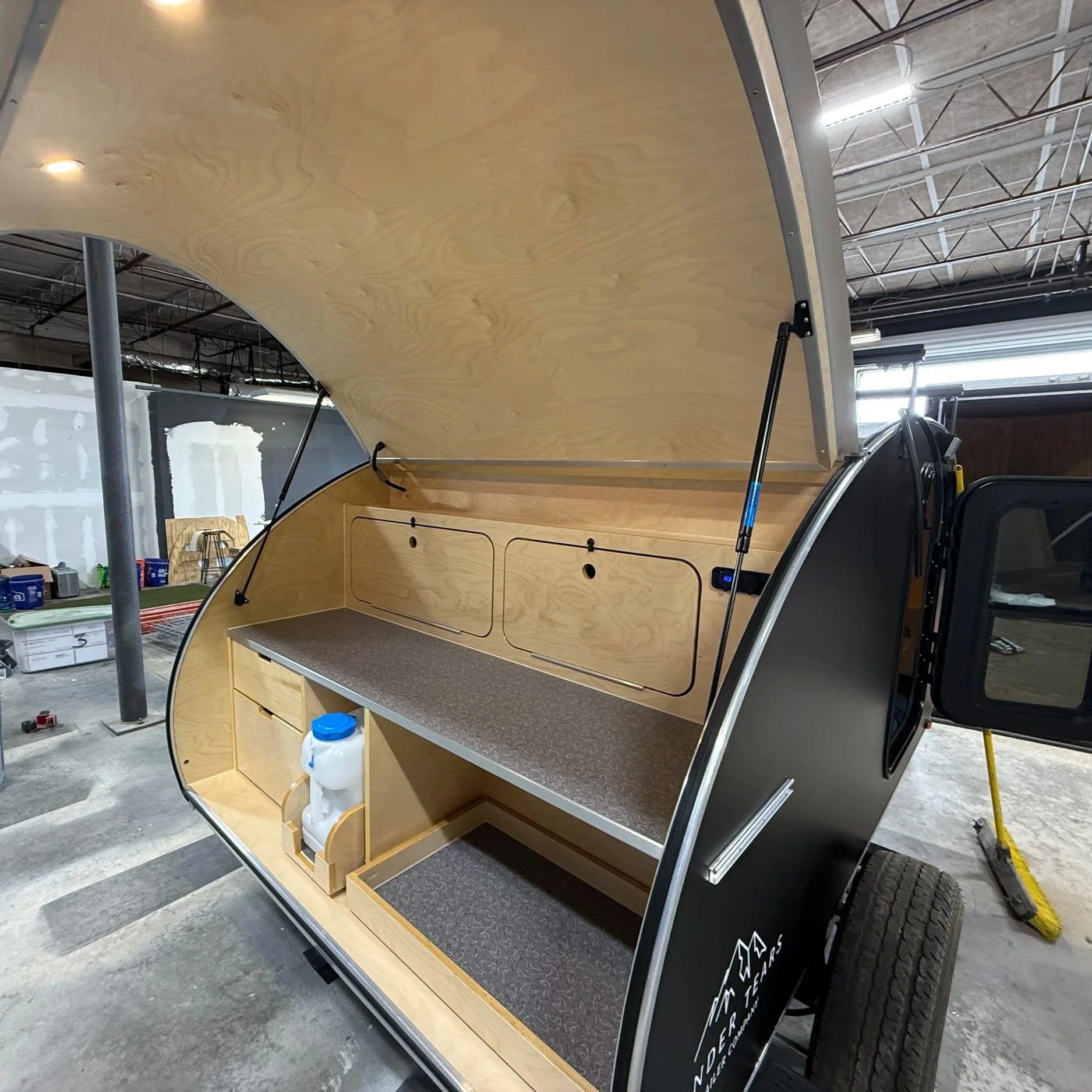 Full galley with side tables