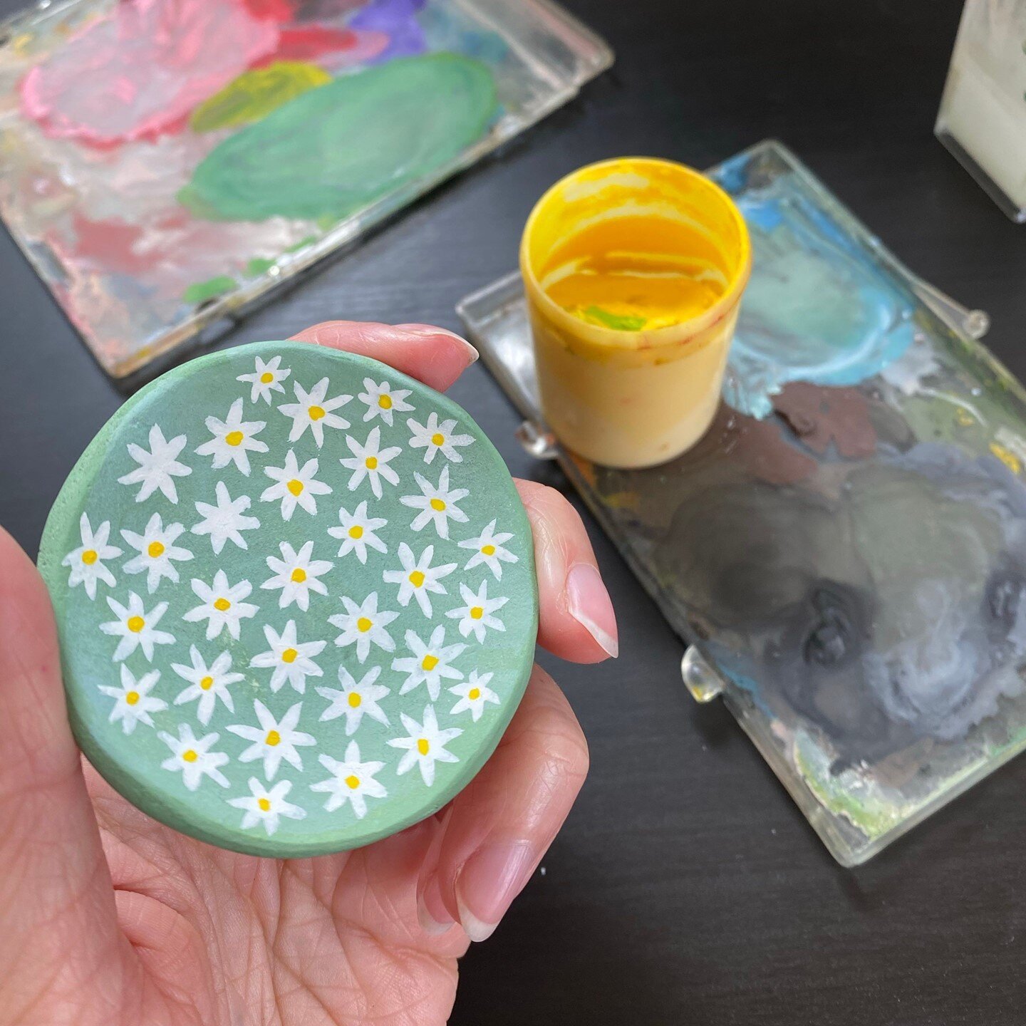 I had so much fun making and painting this jewelry dish 🌼⁣
⁣
Growing up with Art Attack I fell in love with doing random arts and crafts. I think it hugely helped to shape me as a young artist who had an interest in so many different forms of artwor