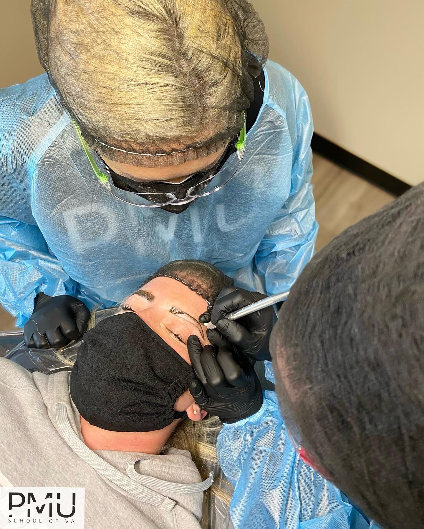 Another one of our talented students, @cheryllynn818 ,  microblading a live model during practicals with instructor Sarah observing her every move with proper guidance. 

At PMUSchoolVA, we truly understand the value of working on real live models to