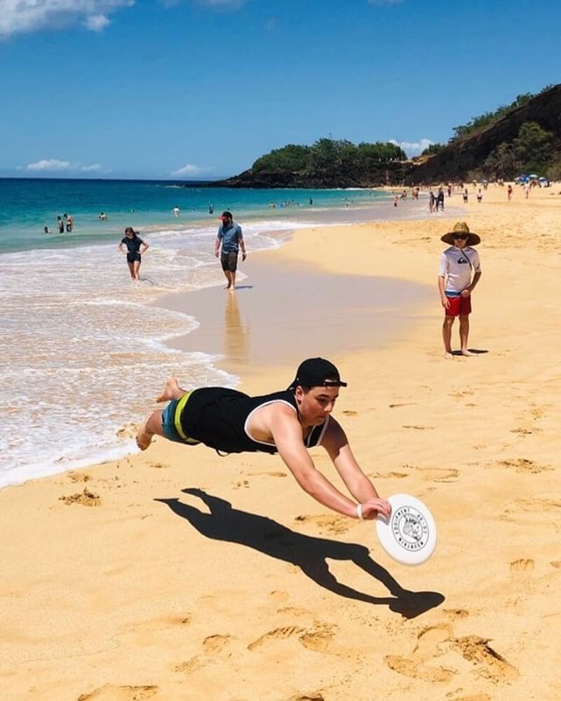 Whenever, wherever. Beach frisbee layout fun with &amp; by @ian.miintz 
#theultimatelife 
#ultimatefrisbee #frisbee #layout #goodvibes #beachlife