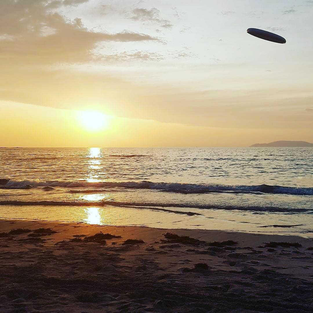 Morning vibes by @alvaradoalejandrac ☀️✌️
#theultimatelife 
#ultimatefrisbee 
#frisbee #goodvibes #beachlife #sunset