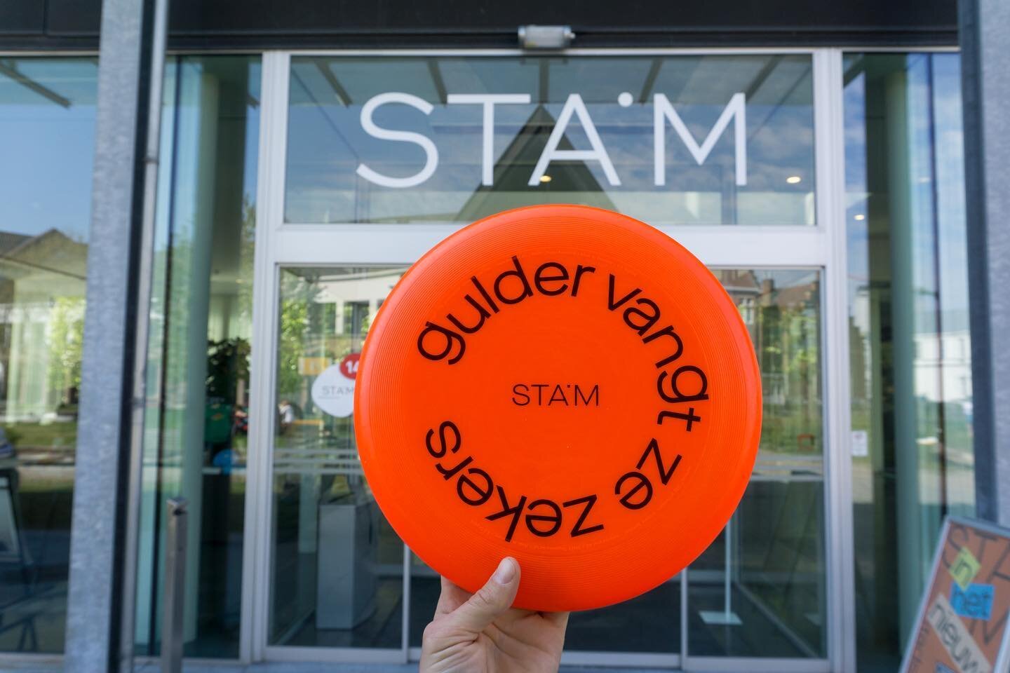 &ldquo;Gulder vangt ze zekers&rdquo;
Wolkenkrabbers frisbees nu beschikbaar bij @stamgent.
Schuun design by @bureauboschberg 
#wolkenkrabbersclub #frisbeefun