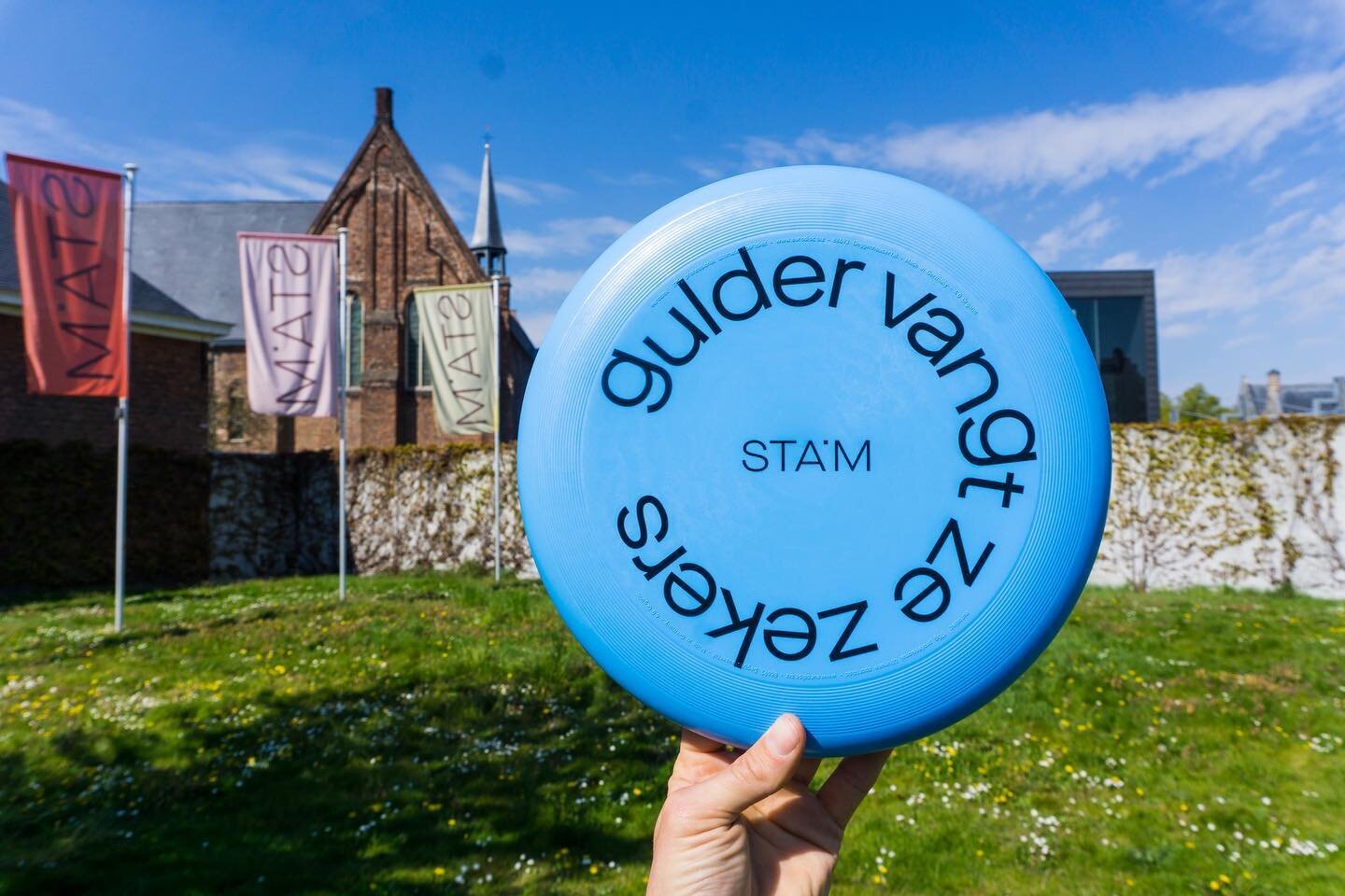 &ldquo;Gulder vangt ze zekers&rdquo;
Wolkenkrabbers frisbees nu beschikbaar bij @stamgent.
Schuun design by @bureauboschberg 
#wolkenkrabbersclub #frisbeefun