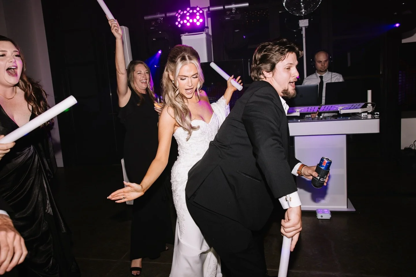 Dance floor smashers🪩

Photography: @annakizerphoto 
Coordinator: @plannedbymyryah @weventsco 
Venue: @howe_farms 
Catering and Bartending: @eventschattanooga 
Florals: @flowersbytami 
Linens: @whitetable_specialtylinens 
Videography: @flowerandoakf