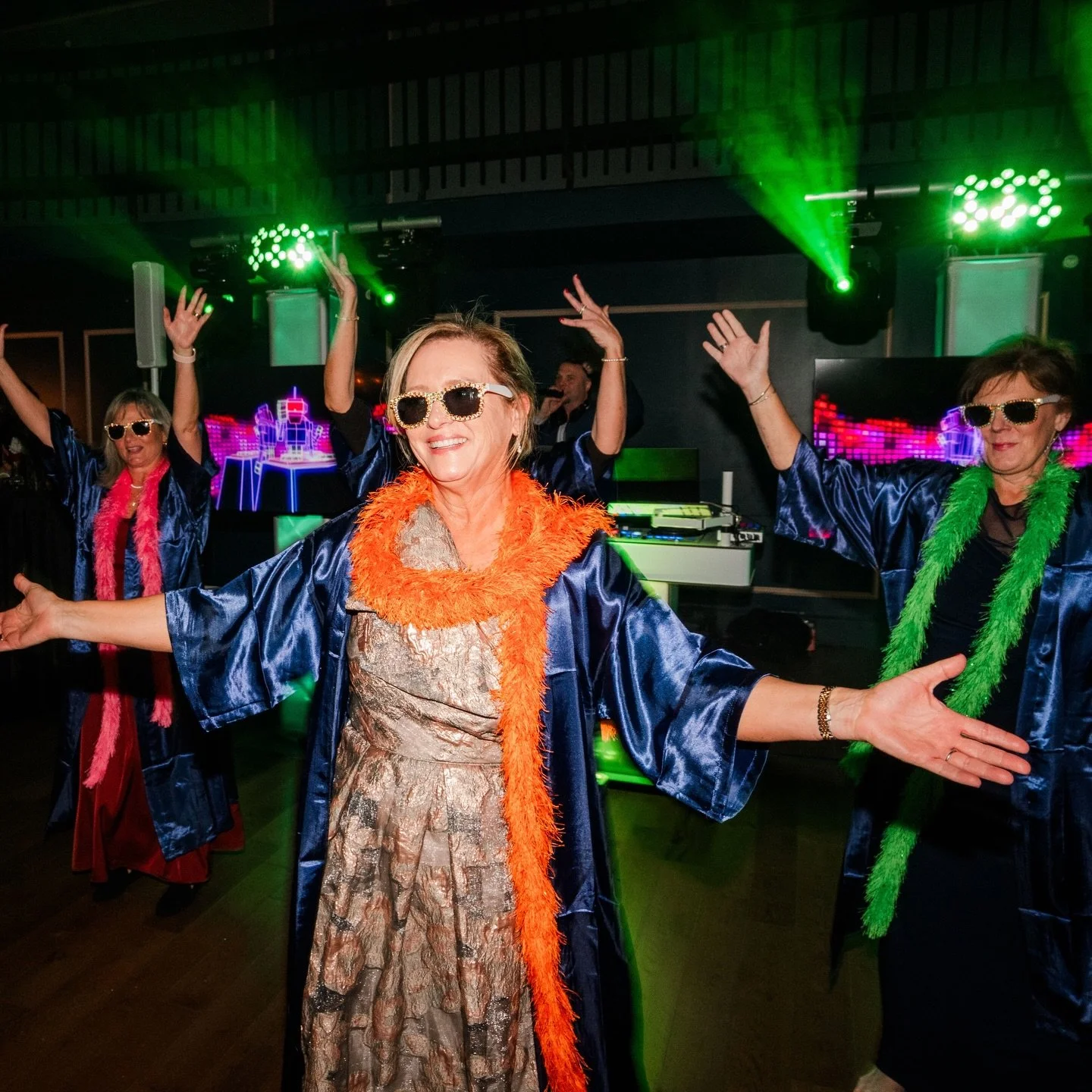 Energy like THIS all night long ⚡🪩

Photo @sarahlaraephoto 
Planning @cuethechampagne 
Venue @thehotelchalet 

#wedding #dj #music #weddingdj #weddingdance