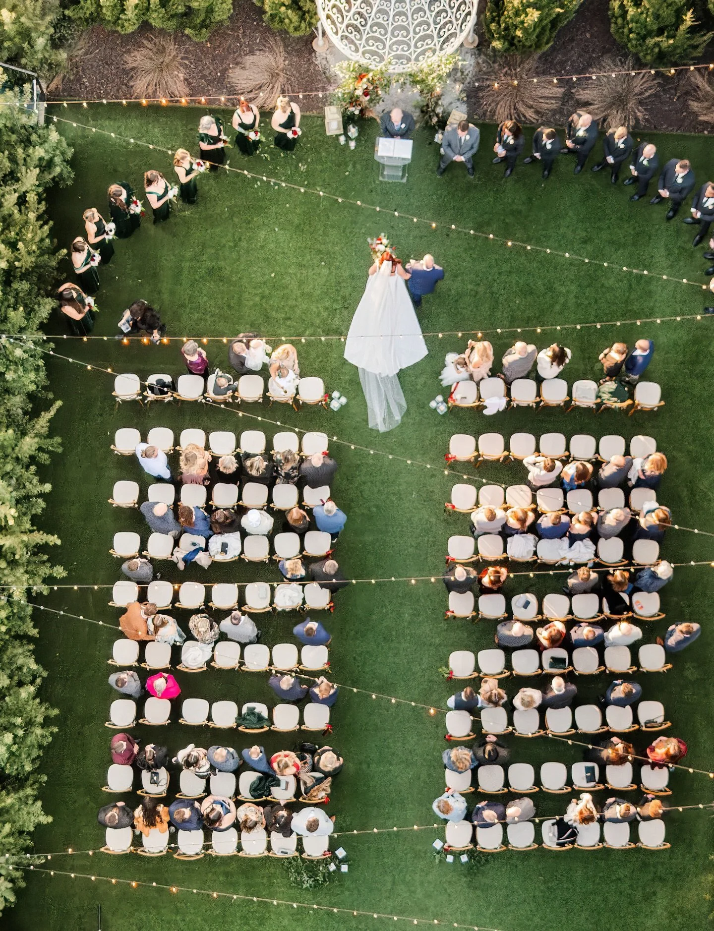 Brides 👰&zwj;♀️💐 let&rsquo;s settle this&hellip;
What song are you walking down the aisle to? 💍🔥
Classic, modern, or something totally YOU? 🎶✨
Drop it in the comments! 

Photo by @sarahlaraephoto 
Venue @thehotelchalet @chattanoogachoochoo 
Plan