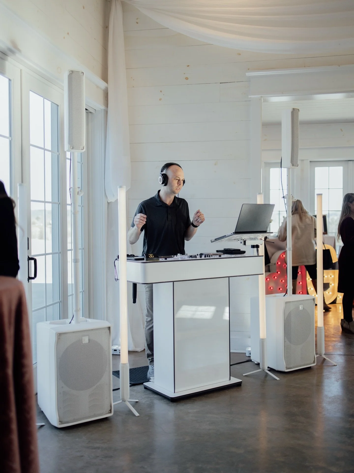 ✨Howe Farms Engagement Expo✨
Photos by @suttonphotographs 

Thankful to be included in this community, work alongside talented vendors across the board, and that I get to meet the couples who make it all possible. A wonderful day full of connection, 