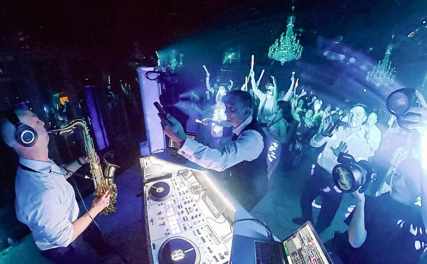 Sax Scenes 🎷

We had so much fun celebrating Mr. &amp; Mrs. Labellarte! 

#sax #weddingdj #chattanooga #weddingmusic #chattanoogawedding 

Venue @theconservatoryblackberryridge @blackberryridgega 
Planning @beforethevows_ 
DJ @goldengateent 
Caterin