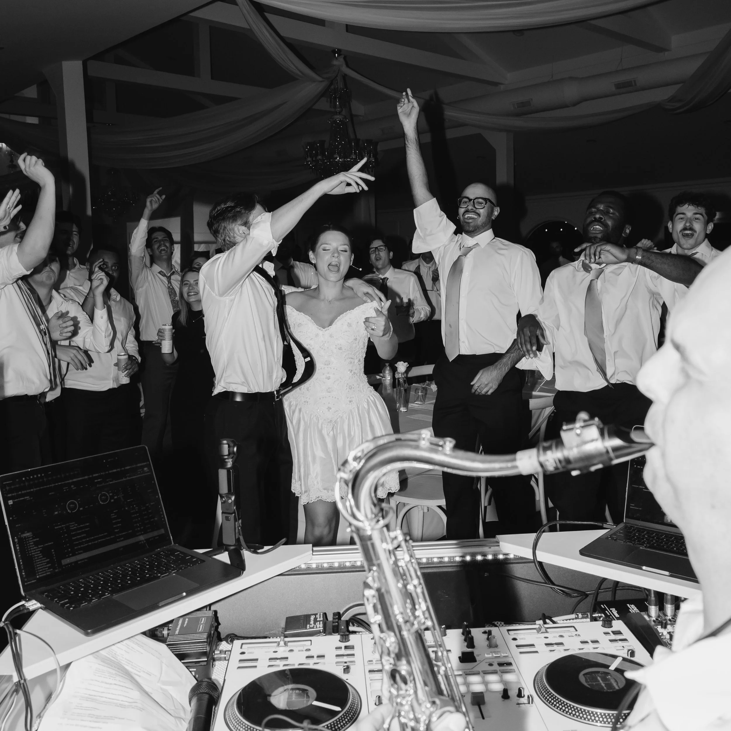 🖤🤍

Photo by @alexisdimmer_ 

#wedding #chattanooga #weddingdj #weddingmusic #chattanoogawedding