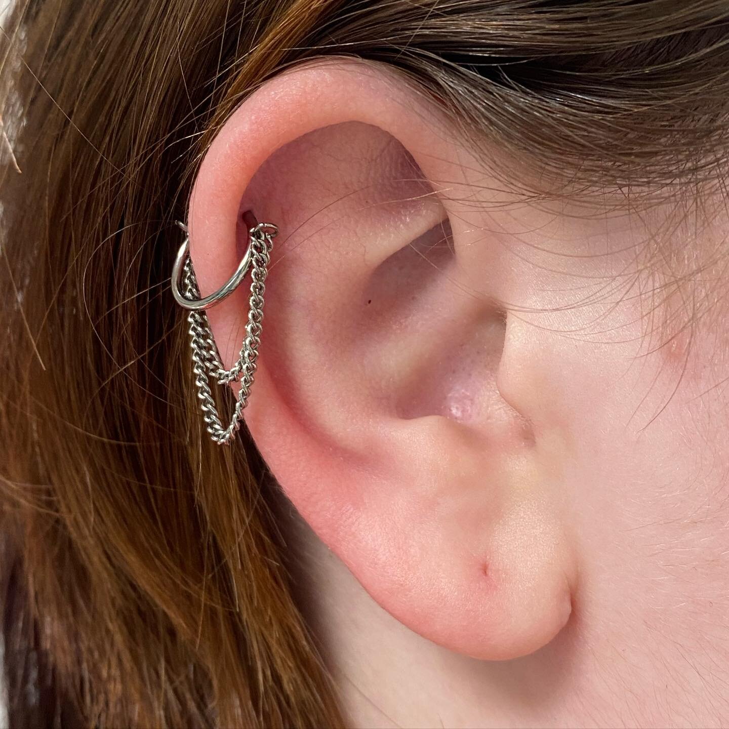 Healed helix done by @steriletaryl_thl upgraded to a #zadamerclicker @zadamer_jewelry #doublechainclicker #bodypiercing #steriletaryl