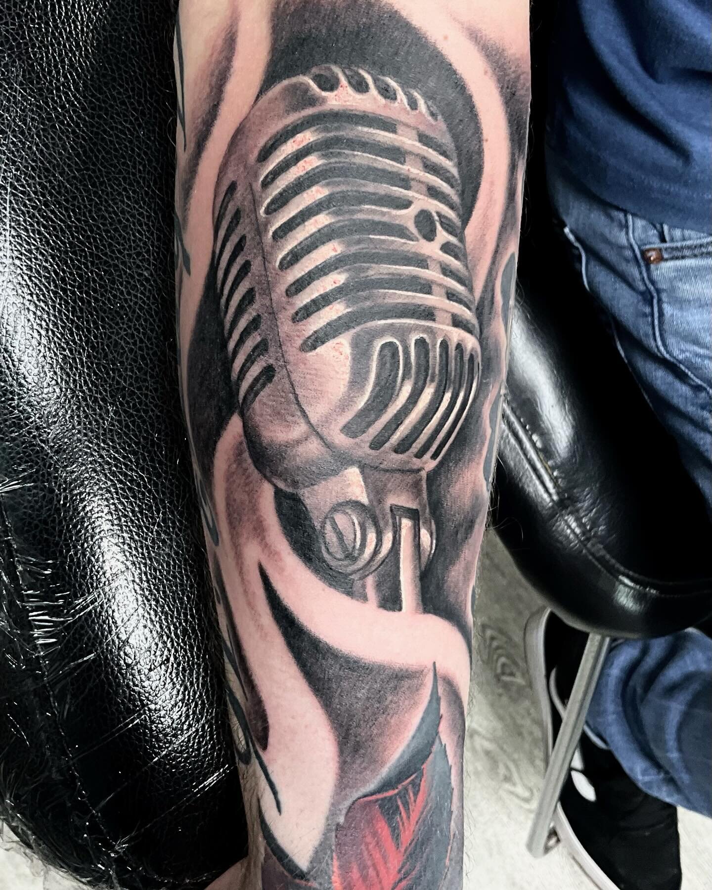 Fresh forearm mic today by @norsemachine  #micrphonetattoo #musictattoo #realistictattooing #realismtattoos #alaskatattooartist #anchoragetattoo #theholelook #blackandgreytattoo #blackandgreyrealism #coolclients