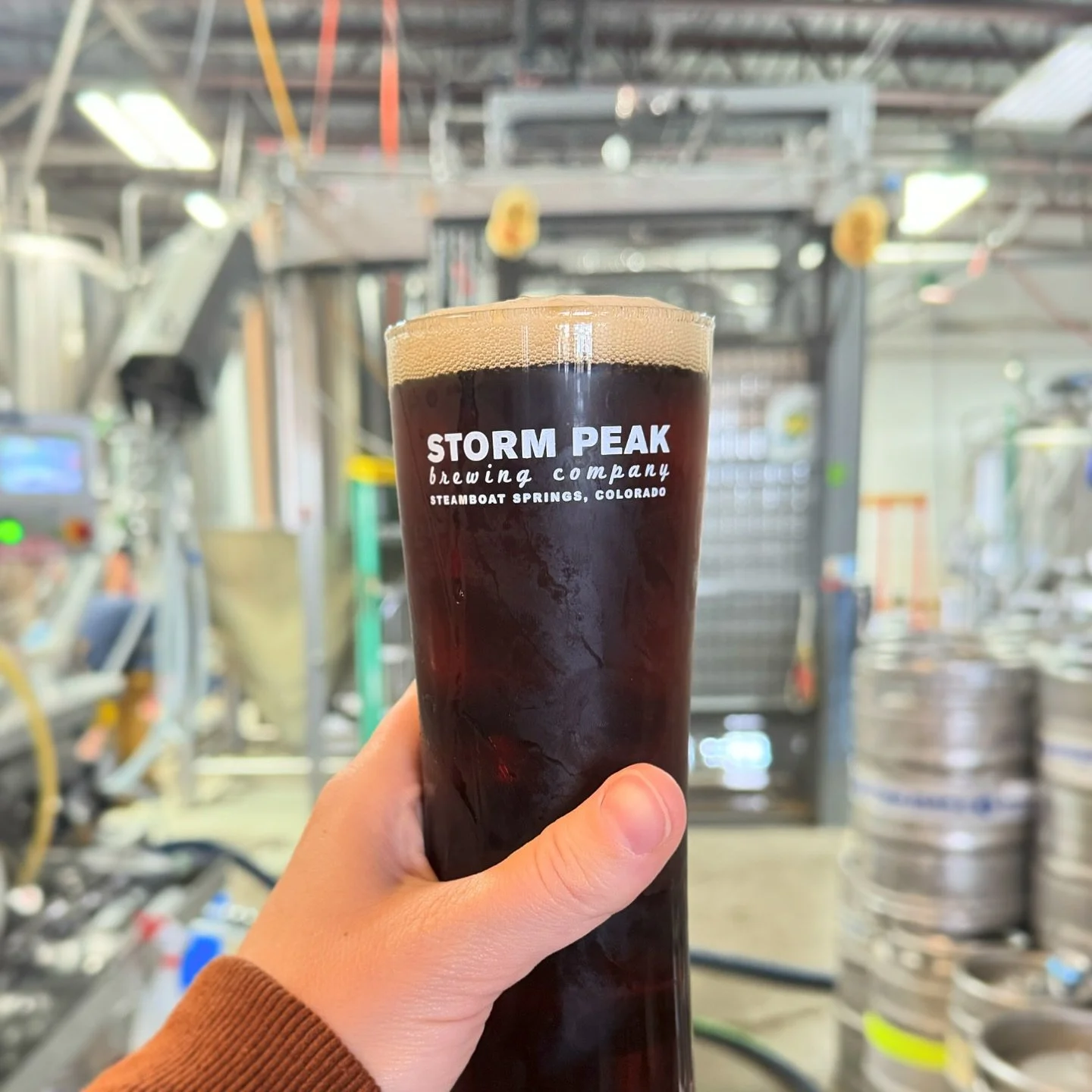 🍺 We love that our brewing facility is so visible from the west side taproom. We hope it keeps your curious about what you’re drinking!
#stormpeakbrewing #steamboatsprings #colorado #craftbeer #drinktheboat #taproom